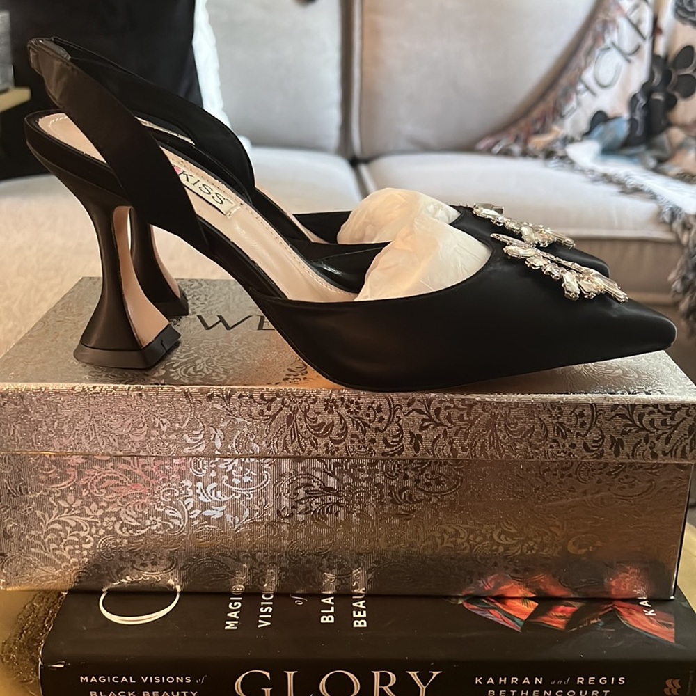Wet Kiss Satin Pumps - Picture 2 of 7